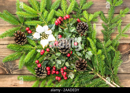 Weihnachten Ornamente auf tannenzweigen, Urlaub Dekoration auf hölzernen Hintergrund, Overhead Stockfoto
