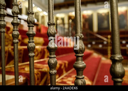 Roter Teppich auf der Treppe eines eleganten öffentliche Institution. Stockfoto