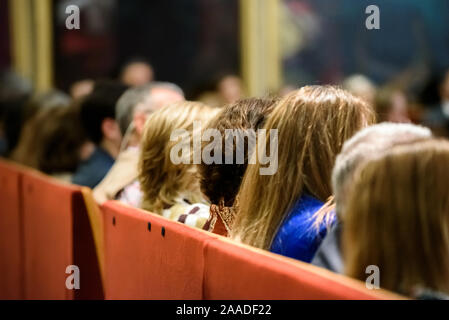 Feministische Frauen sorgen ein Gespräch in einem Konferenzraum sitzen, von hinten, unkenntlich. Stockfoto