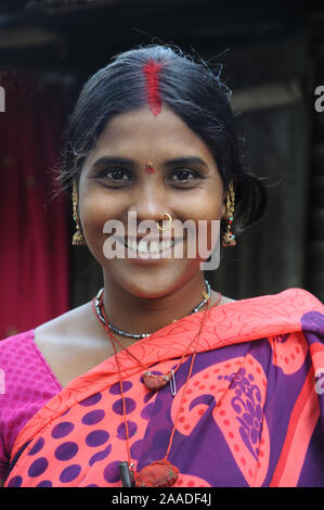 Pune; Maharashtra Indien; Dez. 2015: Südost-Asien - Nahaufnahme der indischen Landfrau, die lacht, wenn sie sich die Kamera anschaut Stockfoto