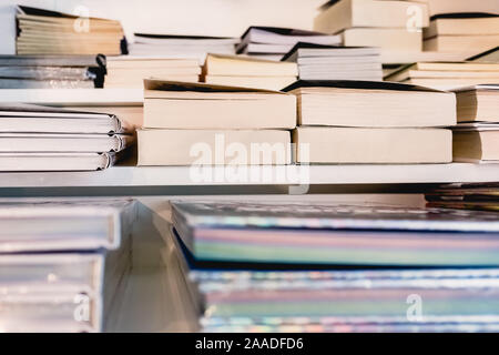 Bücher, die auf einem Regal zum Verkauf. Stockfoto