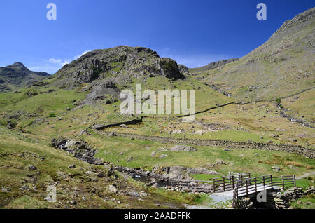 Brücke über grisedale Beck und Eagle Crag, Grisedale, Cumbria Stockfoto