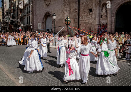 Spanien Algemesì (Valencia): Fest der Mare de Deu de la Salut: Leistung der Carxofa Tanz Stockfoto