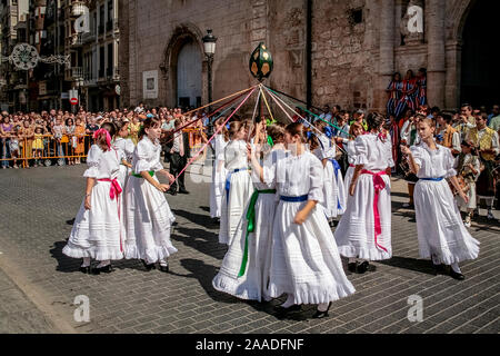 Spanien Algemesì (Valencia): Fest der Mare de Deu de la Salut: Leistung der Carxofa Tanz Stockfoto