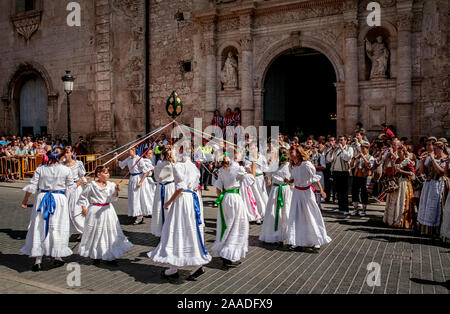 Spanien Algemesì (Valencia): Fest der Mare de Deu de la Salut: Leistung der Carxofa Tanz Stockfoto