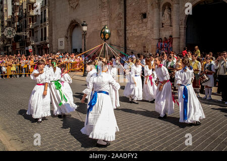 Spanien Algemesì (Valencia): Fest der Mare de Deu de la Salut: Leistung der Carxofa Tanz Stockfoto