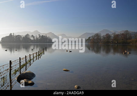 Die atmosphärischen nebligen Wintertag Derwent Water, Keswick, Cumbria Stockfoto