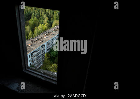 Blick aus dem Fenster auf Pripyat, Ausnahme Zone von Tschernobyl, Ukraine September Stockfoto