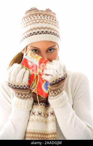 Junge Frau mit Weihnachtsgeschenke Stockfoto