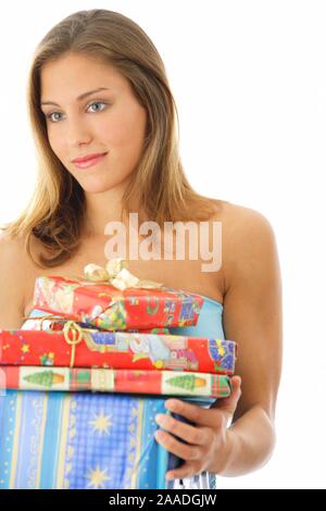 Junge blonde Frau mit Weihnachtsgeschenke Stockfoto