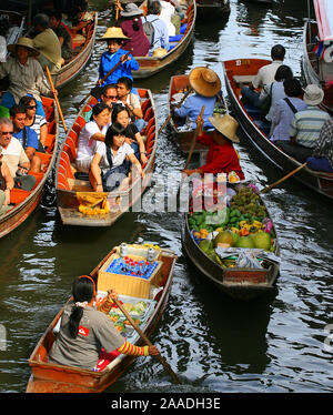 Schwimmender Markt im Mae Klong Delta (Damnoen Saduak) Stockfoto