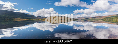 Reflexionen von Wolken und Landschaft in Loch Arkaig, Glen Dessary, Lochaber, Schottland, UK, September 2016. Stockfoto