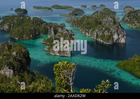 Karst Inseln im Archipel Misool, Raja Ampat, Papua Neuguinea, Indonesien. Dezember 2016. Stockfoto