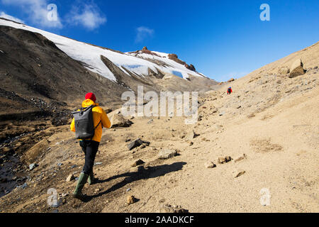 Passagiere auf eine Expedition Cruise klettern die Caldera auf Deception Island, South Shetland Islands, Antarktische Halbinsel. Februar 2014. Stockfoto