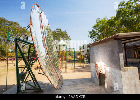 Sun die reflektierenden Spiegel Solarkocher, Muni Seva Ashram in Goraj, in der Nähe von Vadodara, Indien. Dezember 2013. Stockfoto