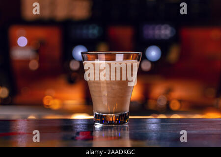 Ein Glas Tasse caffee Latte auf Theke Stockfoto