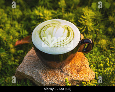 Matcha grüner Tee Latte in einem schwarzen Schale. Stockfoto