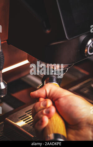 Barista bereitet Cappuccino in seinem Coffeeshop Stockfoto
