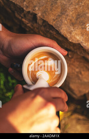 Barista gießen Milch im Kaffee Becher für Latte machen Kunst. Stockfoto
