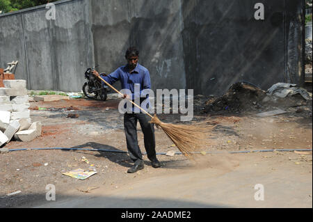 Pune; Maharashtra Indien; Dez. 2015: Südost-Asien - indische Kehrbereinigungsstraße am Morgen Stockfoto