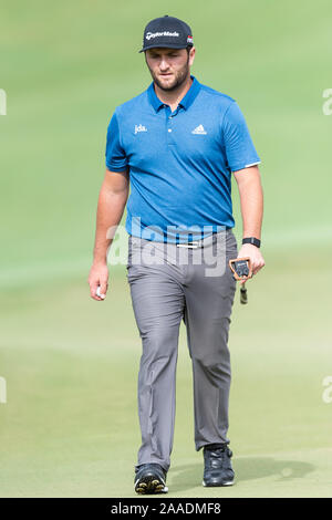 Dubai, VAE. Nov, 2019 21. Jon Rahm von Spanien nähert sich dem achten Grün in Runde 1 Während der DP World Tour Meisterschaft an der Jumeirah Golf Estates, Dubai, UAE am 21. November 2019. Foto von Grant Winter. Nur die redaktionelle Nutzung, eine Lizenz für die gewerbliche Nutzung erforderlich. Keine Verwendung in Wetten, Spiele oder einer einzelnen Verein/Liga/player Publikationen. Credit: UK Sport Pics Ltd/Alamy leben Nachrichten Stockfoto