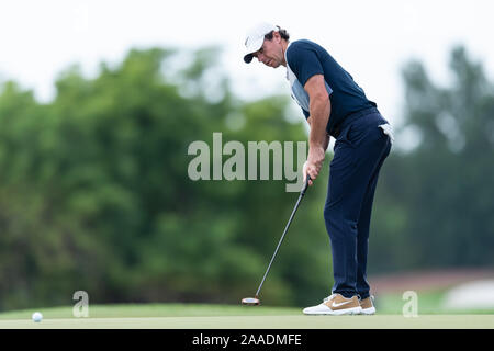 Dubai, VAE. Nov, 2019 21. Rory Mcilroy von Nordirland Schläge in Runde 1 Während der DP World Tour Meisterschaft an der Jumeirah Golf Estates, Dubai, UAE am 21. November 2019. Foto von Grant Winter. Nur die redaktionelle Nutzung, eine Lizenz für die gewerbliche Nutzung erforderlich. Keine Verwendung in Wetten, Spiele oder einer einzelnen Verein/Liga/player Publikationen. Credit: UK Sport Pics Ltd/Alamy leben Nachrichten Stockfoto