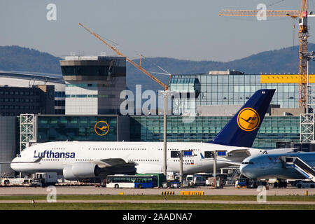 Airbus A380 mit dem Frankfurter Flughafen, nur redaktionell, keine Pr Stockfoto