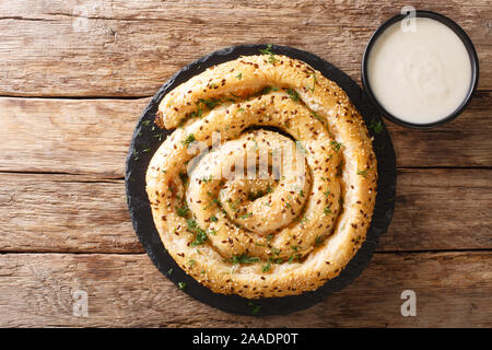 Borek burek auch gebacken gefüllt Feta Gebäck aus einer dünnen, flockige Teig Nahaufnahme auf dem Tisch. Horizontal oben Ansicht von oben Stockfoto