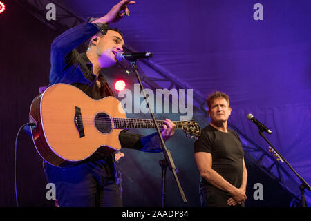 Südafrikanische Musiker Jesse Clegg (L) führt mit seinem Vater, Johnny Clegg (R) während eines Johnny's Letzte - überhaupt Konzerte, Kirstenbosch, Kapstadt. Stockfoto