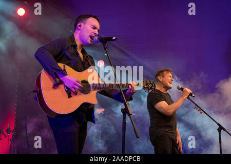 Südafrikanische Musiker Jesse Clegg (L) führt mit seinem Vater, Johnny Clegg (R) während eines Johnny's Letzte - überhaupt Konzerte, Kirstenbosch, Kapstadt. Stockfoto