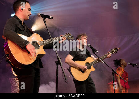 Südafrikanische Musiker Jesse Clegg (L) führt mit seinem Vater, Johnny Clegg (R) während eines Johnny's Letzte - überhaupt Konzerte, Kirstenbosch, Kapstadt. Stockfoto