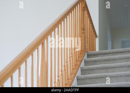 Hölzerne Treppe. Treppe Handlauf Nahaufnahme. - Bild Stockfoto