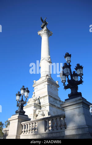 Denkmal mit einem Springbrunnen und hoch aufragenden Spalte errichtet zu Girondin Revolutionäre in der Place des Quinconces, Bordeaux, Frankreich ehren. Stockfoto