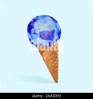 Gabage Pack als ein Eis auf blauem Hintergrund. Copyspace. Modernes Design. Zeitgenössische bunt und konzeptionelle helle Kunst Collage. Die globale Erwärmung, Umwelt- und Eco Saving, Kunststoff Verschmutzung Konzept. Stockfoto