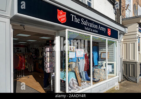 Heilsarmee Liebe kleidung shop shop auf der High Street Thirsk England UK Vereinigtes Königreich GB Grossbritannien Stockfoto