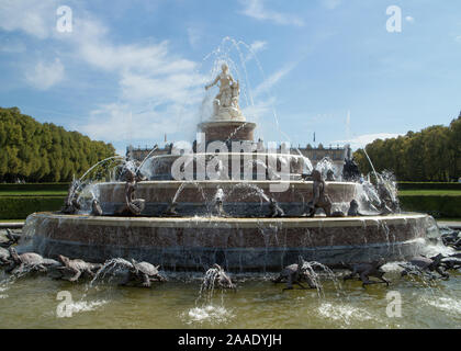 Brunnen mit Fröschen auf dem Gelände von Schloss Herrenchiemsee, Herreninsel, Chiemsee, Bayern, Deutschland Stockfoto