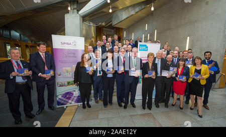 Edinburgh, Großbritannien. 21. November 2019. Im Bild: (Mitte) Parteiführer: Richard Leonard MSP; Jackson Carlaw MSP; Nicola Sturgeon MSP; Mike poltert MSP; Patrick Harvie MSP. SiMBA und das schottische Parlament haben einen Fotoauftrag organisiert: das iMBA Buch für Buch Woche Schottland" zu feiern, die der Aufnahme von meinem kleinen Stern, ein schönes Bild Buch von Mark Sperring (Autor) und Nicola O'Byrne (Illustrator) in unserem SiMBA Speicher-boxen während Buch Woche Schottland 2019 (18. bis 24. November). Mein kleiner Stern ist ein Geschenk an die Hinterbliebenen traurig von baby Verlust betroffen. Credit: Colin Fisher/Alamy leben Nachrichten Stockfoto