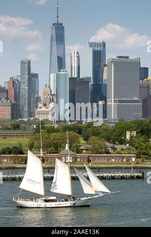 Schoner Adirondack Segeln in den Hafen von New York auf Sightseeing Kreuzfahrt Stockfoto