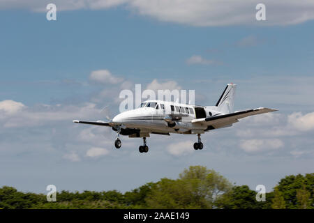 Piper Warrior PA 28-161, Anmeldung N 4381 L, kommen an Dunkeswell Flugplatz, Devon, England Land Stockfoto
