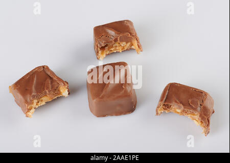 Candy Bars mit auf weißem Hintergrund beißt Stockfoto