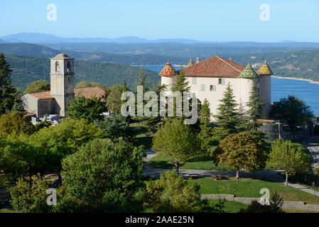 Chateau d'Aiguines & Kirche Saint-Jean (17.C.) oder Saint John Aiguines mit dem See von Sainte Croix im Hintergrund Var Provence Frankreich Stockfoto