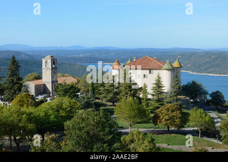 Blick über Aiguines Chateau & Kirche von Saint-Jean-et-Notre-Dame (c 17) mit dem See von Sainte-Croix im Hintergrund Var Provence Frankreich Stockfoto