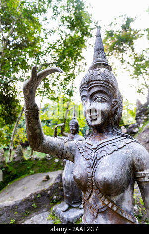 Buddha Statuen an Tar Nim Wasserfall & geheime magische Garten auf Koh Samui. Thailand Stockfoto