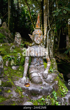 Bunte Myriapod im antiken Statuen in den Geheimen Buddhismus Magic Garden. Thailand Stockfoto