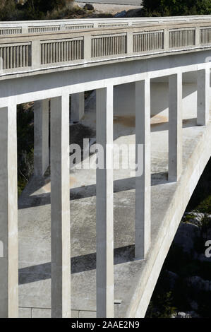 Strukturelle Details einschließlich Stahlbetonsäulen von Pont de l'Artuby oder Pont de Chaulière (1940) Verdon Schlucht Provence Frankreich Stockfoto