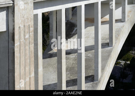 Strukturelle Details einschließlich Stahlbetonsäulen von Pont de l'Artuby oder Pont de Chaulière (1940) Verdon Schlucht Provence Frankreich Stockfoto