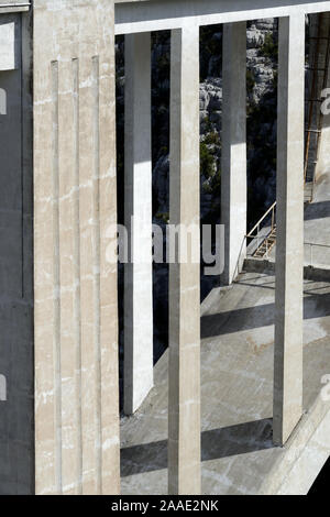 Strukturelle Details einschließlich Stahlbetonsäulen von Pont de l'Artuby oder Pont de Chaulière (1940) Verdon Schlucht Provence Frankreich Stockfoto