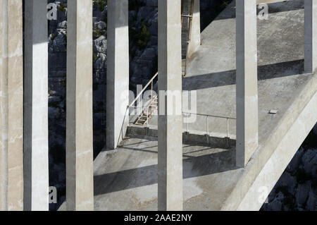 Strukturelle Details einschließlich Stahlbetonsäulen von Pont de l'Artuby oder Pont de Chaulière (1940) Verdon Schlucht Provence Frankreich Stockfoto