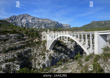 Single Span Stahlbeton Brücke Pont de l'Artuby oder Pont de Chaulière (1940) & Spitzen oder Gipfeln der Verdon Schlucht Park, Var Provence Frankreich Stockfoto