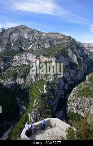 Touristen & Blick vom Belvedere de la Mescla oder Balcons de la Mescla, in der Verdon Schlucht, oder die Gorges du Verdon, Provence, Frankreich Stockfoto